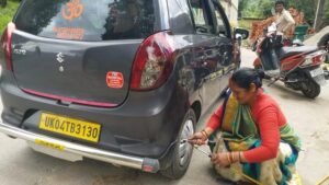 Meet Kamala Negi of Uttarakhand, who at the age of 55 fixes tires from bicycle to JCB in a jiffy