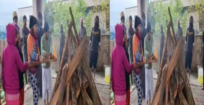 Three daughters set an example in Khatima, performed son's duty by performing last rites of father Three daughters set an example in Khatima, performed son's duty by performing last rites of father