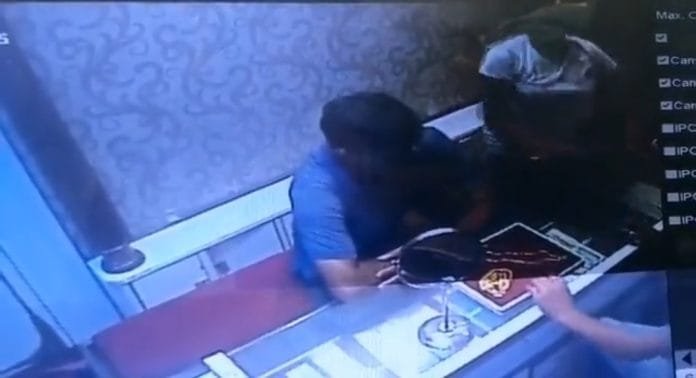 Father and daughter threw chilli in the eyes of the jwellers to rob the gold chain in Ghaziabad Father and daughter threw chilli in the eyes of the jwellers to rob the gold chain in Ghaziabad