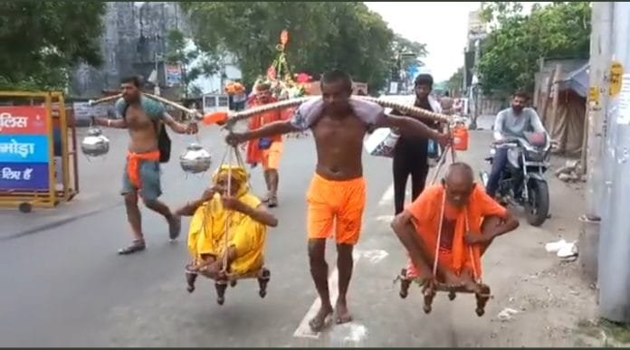 Look at Shravan Kumar of Kali Yuga! Taking elderly parents in a palanquin, went on a kanwar yatra Look at Shravan Kumar of Kali Yuga! Taking elderly parents in a palanquin, went on a kanwar yatra