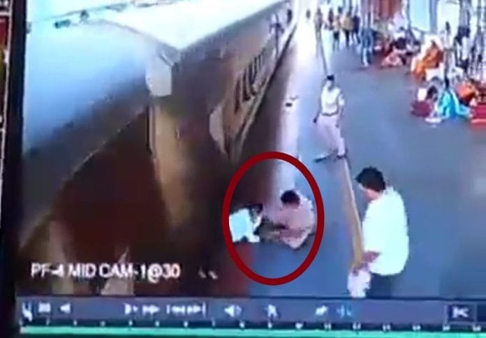 IMG_20220724_142625 Passenger slipped while boarding train in Haridwar, jawan saved his life, watch video