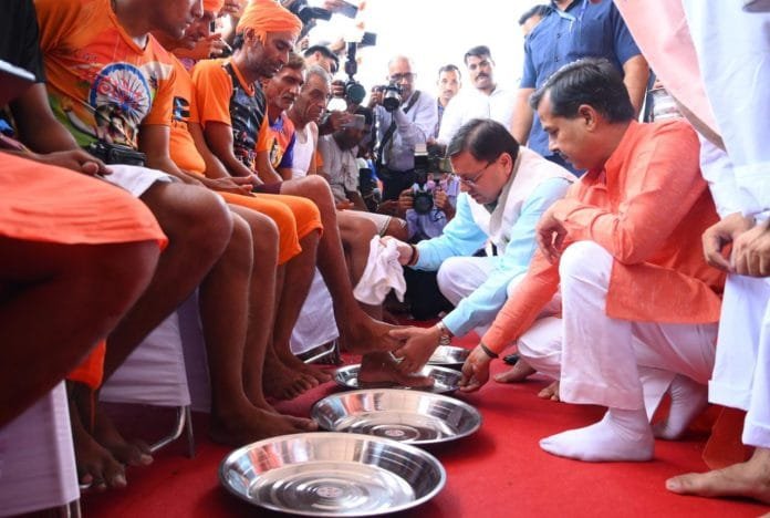 Chief Minister Pushkar Singh Dhami on Wednesday welcomed the devotees of Lord Shiva who came to Devbhoomi Uttarakhand at Ganga Ghat in Haridwar by washing their feet and offering Ganga Jali. Chief Minister Pushkar Singh Dhami on Wednesday welcomed the devotees of Lord Shiva who came to Devbhoomi Uttarakhand at Ganga Ghat in Haridwar by washing their feet and offering Ganga Jali.