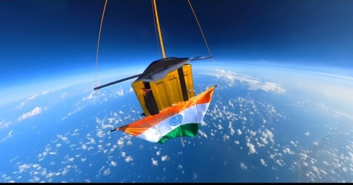 Tricolor hoisted at a height of 1 lakh feet above the earth, the mind will be happy watching the video