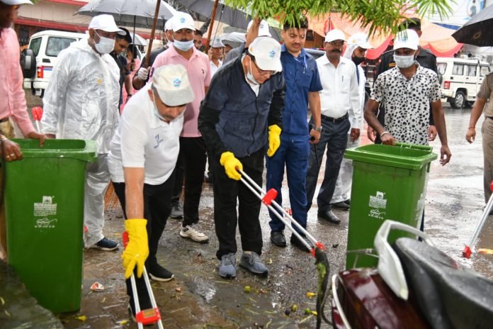 IMG-20220917-WA0005 CM Dhami started the cleanliness campaign by reaching Doon residence in the midst of heavy rains on the birthday of the Prime Minister.