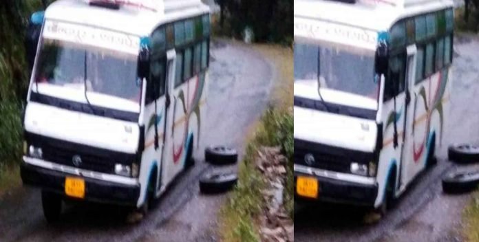 Both the tires of the moving bus came out in Pauri