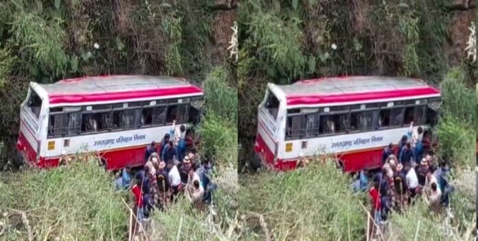 Bus driver was eating dilbag in moving bus, did not stop even after people agreed, accident happened Bus driver was eating dilbag in moving bus, did not stop even after people agreed, accident happened