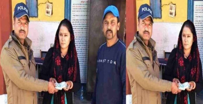 Commendable work of Uttarakhand police handed over lost 55 thousand rupees to woman Commendable work of Uttarakhand police handed over lost 55 thousand rupees to woman