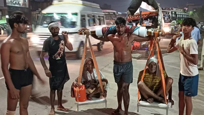 Four youths from Ghaziabad made grandparents sit in a kanwar and toured Haridwar Four youths from Ghaziabad made grandparents sit in a kanwar and toured Haridwar