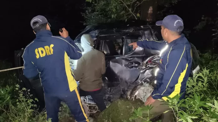 The car of tourists who came to visit Chakrata fell into the ditch