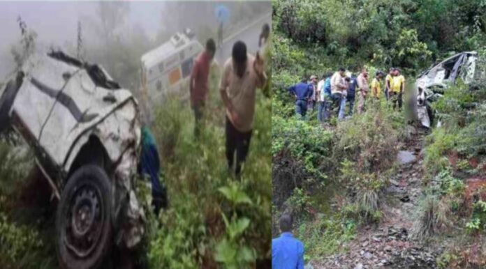 Car fell into ditch in chinyalisaur Pithoragarh