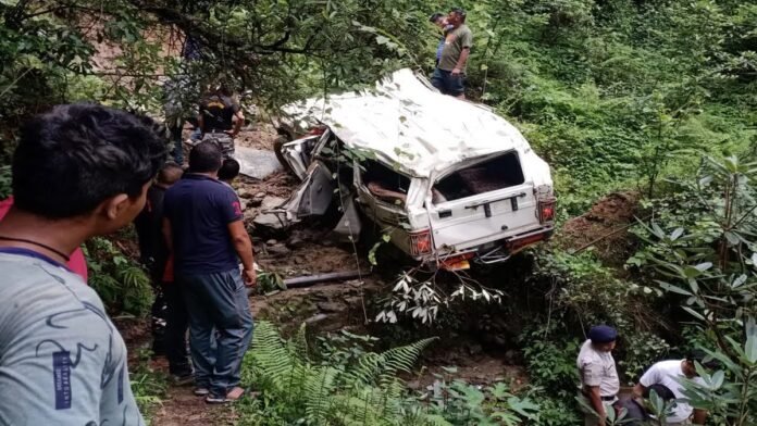 Bolero car fell into ditch in chamoli Garhwal
