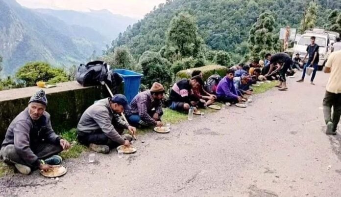 IMG-20240803-WA0012 The people of Chaumasi village are making arrangements for food and accommodation for the pilgrims stranded on the Kedarnath route