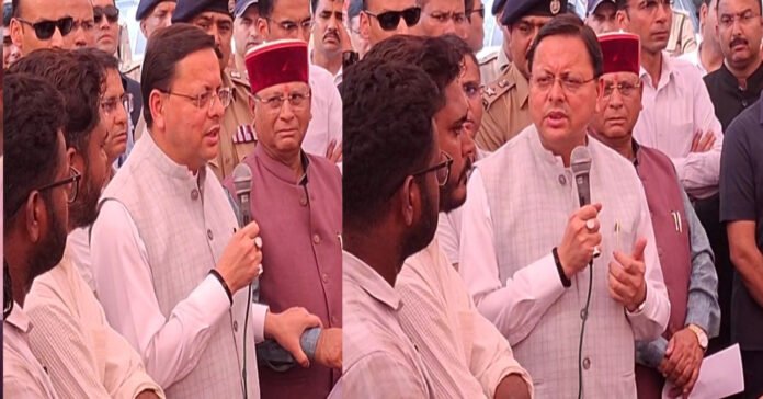 CM Pushkar Singh Dhami met the youth at the protest site in Dehradun.