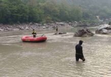 उत्तराखंड: फोटो खींचते समय गंगा में बहे दो युवक, सर्च अभियान जारी, घूमने आए थे चार दोस्त Two young men washed away in Ganga while taking photos, search operation continues, four friends came to visit