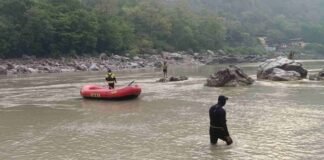 उत्तराखंड: फोटो खींचते समय गंगा में बहे दो युवक, सर्च अभियान जारी, घूमने आए थे चार दोस्त Two young men washed away in Ganga while taking photos, search operation continues, four friends came to visit