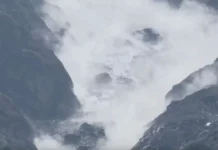 बदरीनाथ धाम के पास कंचन गंगा के ऊपर टूटा हिमखंड, गर्मी बढ़ने से तेजी से पिघल रहे ग्लेशियर An iceberg has broken off over the Kanchan Ganga near Badrinath Dham, and the glaciers are melting rapidly due to the increasing heat.