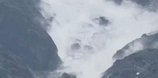 बदरीनाथ धाम के पास कंचन गंगा के ऊपर टूटा हिमखंड, गर्मी बढ़ने से तेजी से पिघल रहे ग्लेशियर An iceberg has broken off over the Kanchan Ganga near Badrinath Dham, and the glaciers are melting rapidly due to the increasing heat.