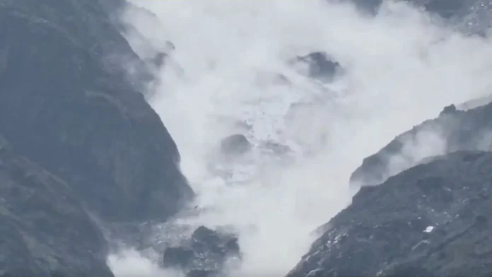 An iceberg has broken off over the Kanchan Ganga near Badrinath Dham, and the glaciers are melting rapidly due to the increasing heat.