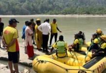 ऋषिकेश में चश्मे को उठाने के चक्कर में गंगा में बहा किशोर, दून से 4 दोस्तों के साथ आया था घूमने A teenager drowned in the Ganges while trying to pick up his glasses in Rishikesh. He had come with four friends from Dehradun for a trip.
