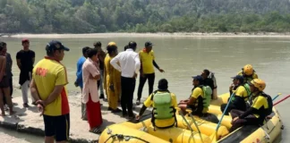 ऋषिकेश में चश्मे को उठाने के चक्कर में गंगा में बहा किशोर, दून से 4 दोस्तों के साथ आया था घूमने A teenager drowned in the Ganges while trying to pick up his glasses in Rishikesh. He had come with four friends from Dehradun for a trip.
