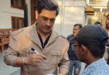 मसूरी में धोनी का सादगी भरा अंदाज़, फैंस के साथ खिंचवाई फोटो और दिए ऑटोग्राफ Dhoni's simple style in Mussoorie, posing for photos with fans and signing autographs