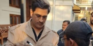 मसूरी में धोनी का सादगी भरा अंदाज़, फैंस के साथ खिंचवाई फोटो और दिए ऑटोग्राफ Dhoni's simple style in Mussoorie, posing for photos with fans and signing autographs