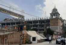 नगरासू गुरुद्वारे पर निहंगों का कब्जा तीसरे दिन भी जारी, मामला सुलझाने में जुटा प्रशासन Nihangs continue their occupation of the Nagrasu Gurudwara for the third day; administration working to resolve the matter.