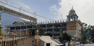 नगरासू गुरुद्वारे पर निहंगों का कब्जा तीसरे दिन भी जारी, मामला सुलझाने में जुटा प्रशासन Nihangs continue their occupation of the Nagrasu Gurudwara for the third day; administration working to resolve the matter.